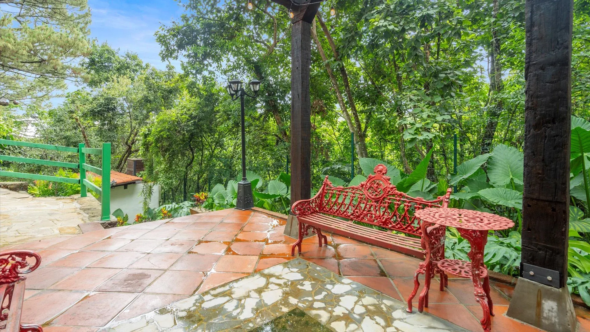 Jardines y entorno natural en Finca Mamatina, San Sebastián del Oeste