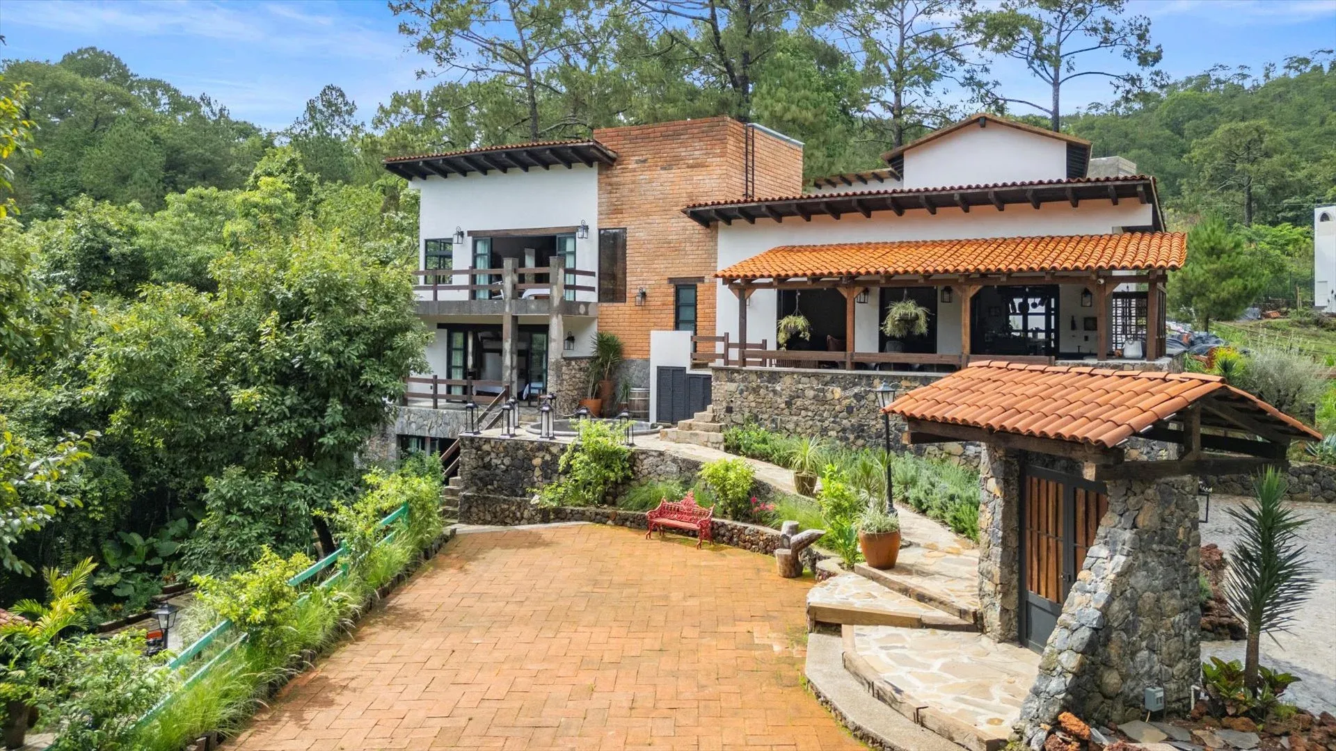 Diseño arquitectónico moderno integrado al bosque en Finca Mamatina