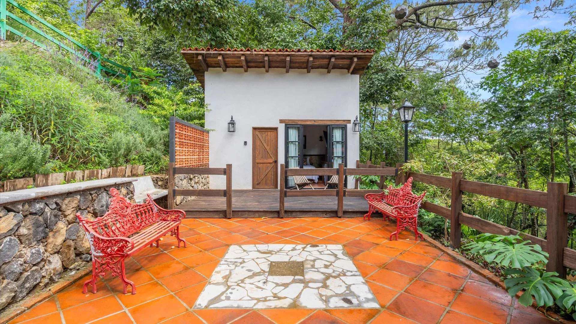 Terraza privada con vistas al bosque en Finca Mamatina