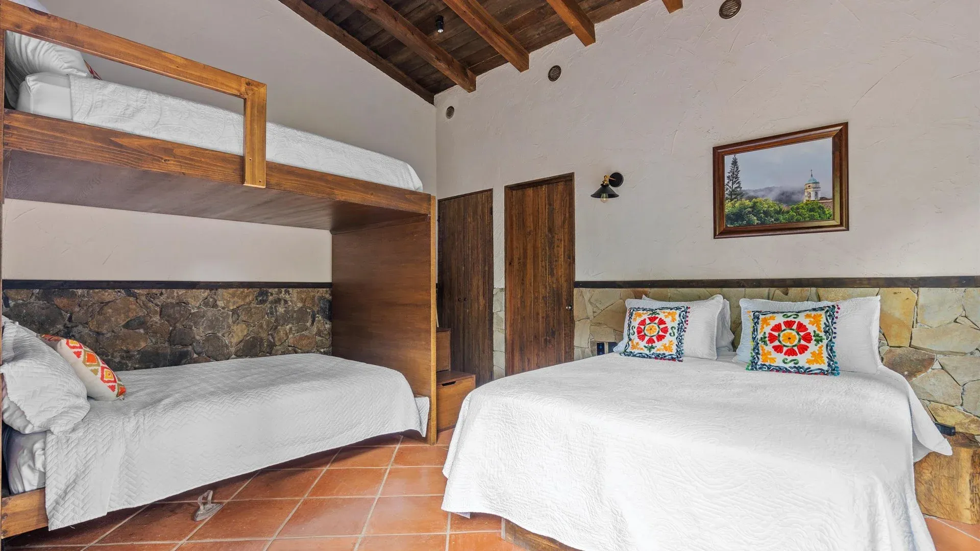 Detalle de decoración estilo quiet luxury en Finca Mamatina